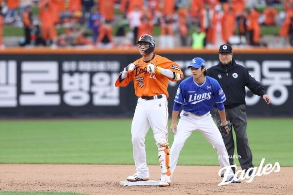 한화 이글스 채은성이 8일 오후 2시 대전 한화생명볼파크에서 열린 2025 신한 SOL뱅크 한국야구위원회(KBO) 포스트시즌(PS) 플레이오프(PO·5전3선승제) 1차전에서 적시타를 친 뒤 환호하고 있다. /사진=한화 이글스