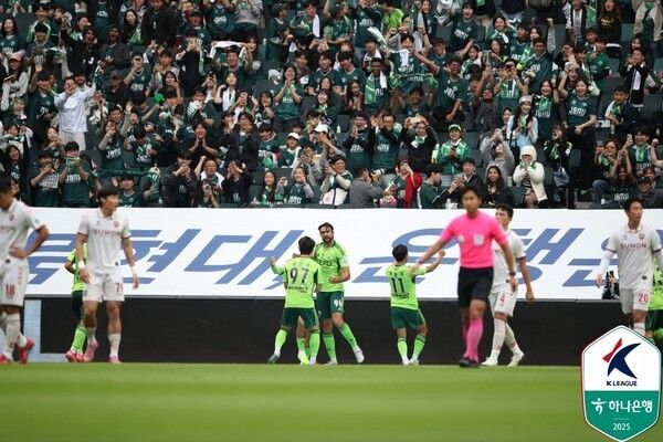 18일 전주월드컵경기장에서 치러진 수원FC와의 하나은행 K리그1 2025 33라운드 경기에서 전북현대 콤파뇨가 득점 후 세리머니 중이다. /사진=한국프로축구연맹