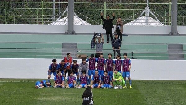 18일 부산 기장월드컵빌리지 천연A구장에서 열린 대회 축구 남자일반부 8강전에서 경주한수원축구단(경북)을 상대로 2-1로 꺾고 4강 진출에 성공한 세종SA축구단 선수들이 경기 후 단체 촬영 포즈를 취하고 있다. /사진=세종SA