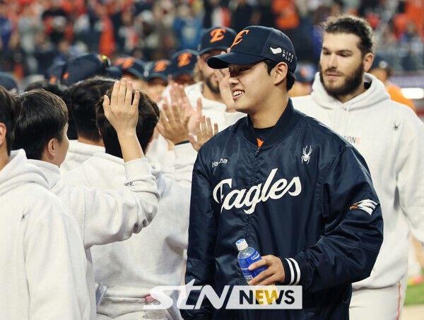 18일 대전 중구 한화생명볼파크에서 열린 2025 KBO 포스트시즌 플레이오프 1차전 삼성 라이온즈와 한화 이글스의 경기, 한화가 9-8로 승리하자 문동주 등 선수들이 기뻐하고 있다. /사진=뉴시스