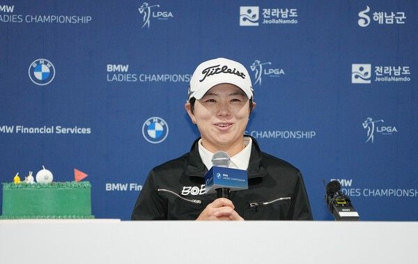 지은희가 18일 전남 해남군 파인비치 골프링크스(파72)에서 열린 미국여자프로골프(LPGA) 투어 BMW 레이디스 챔피언십(총상금 230만달러) 3라운드를 마치고 공식 은퇴 기자회견을 하고 있는 모습이다. /사진=BMW 레이디스 챔피언십 대회 조직위원회