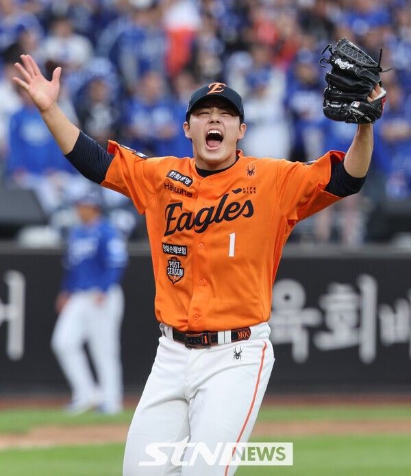 18일 대전 중구 한화생명볼파크에서 열린 2025 KBO 포스트시즌 플레이오프 1차전 삼성 라이온즈와 한화 이글스의 경기, 7회초 한화 문동주가 삼성 김지찬을 스트라이크 낫 아웃으로 잡으면서 이닝을 마친 뒤 포효하고 있다. /사진=뉴시스