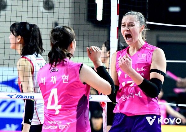 흥국생명 핑크스파이더스 레베카 라셈이 18일 인천 삼산월드체육관에서 열린 진에어 2025~2026시즌 정규리그 개막전 경기에서 득점 후 환호하고 있다. /사진=KOVO