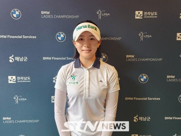 18일 전남 해남군 파인비치 골프링크스(파72)에서 열린 LPGA 투어 BMW 레이디스 챔피언십(총상금 230만달러) 3라운드에 나서 버디 1개와 보기 6개를 묶어 5오버파 77타로 마친 에스더 권이 인터뷰 후 사진 촬영 포즈를 취하고 있다. /사진=이상완 기자