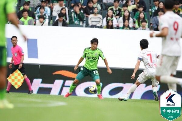 18일 전주월드컵경기장에서 치러진 수원FC와의 하나은행 K리그1 2025 33라운드 경기에서 전북현대 최철순이 돌파를시도하고 있다. /사진=한국프로축구연맹