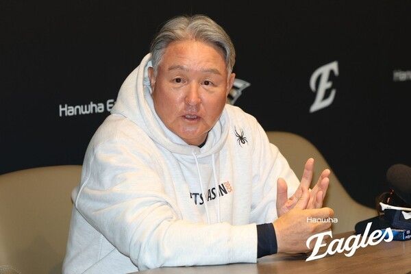 8일 오후 2시 대전 한화생명볼파크에서 열린 2025 신한 SOL뱅크 한국야구위원회(KBO) 포스트시즌(PS) 플레이오프(PO·5전3선승제) 1차전에서 승리를 만든 한화 이글스 김경문 감독. /사진=한화 이글스