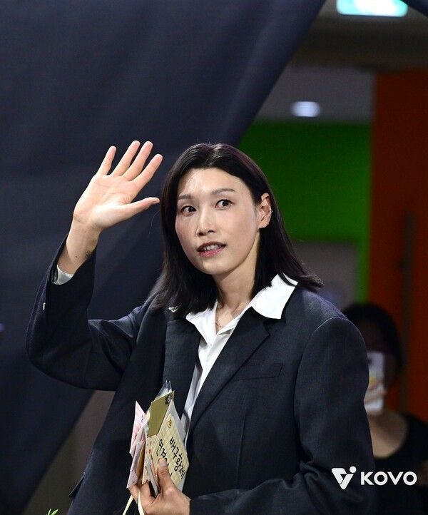 흥국생명 핑크스파이더스의 전설 김연경이 18일 인천 삼산월드체육관에서 열린 진에어 2025~2026시즌 정규리그 개막전 경기 후 열린 영구결번식에서 인사하고 있다. /사진=KOVO