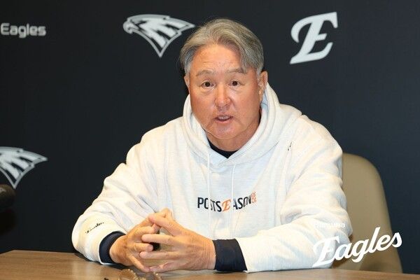 한화 이글스가 19일 오후 2시 대전 한화생명볼파크에서 2025 신한 SOL뱅크 한국야구위원회(KBO) 포스트시즌(PS) 플레이오프(PO·5전3선승제) 2차전을 앞두고 인터뷰에 임하고 있다. /사진=한화 이글스