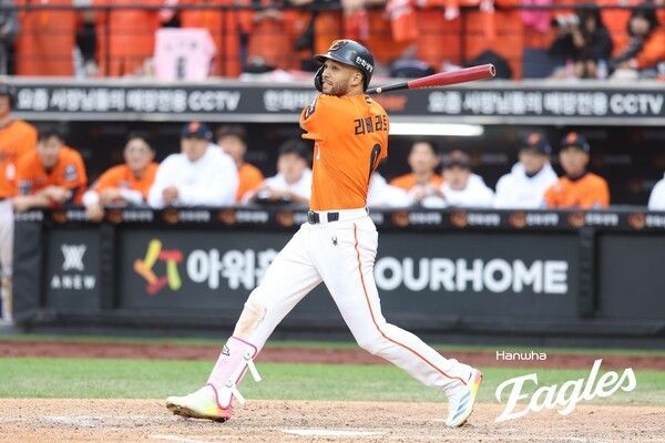 19일 오후 2시 대전 한화생명볼파크에서 열린 2025 신한 SOL뱅크 한국야구위원회(KBO) 포스트시즌(PS) 플레이오프(PO·5전3선승제) 2차전에서 선제 솔로 홈런을 만든 루이스 리베라토. /사진=한화 이글스