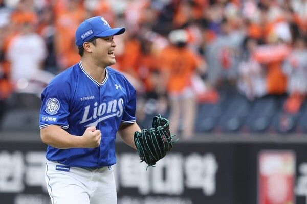 삼성 라이온즈 투수 최원태가 19일 오후 2시 대전 한화생명볼파크에서 열린 2025 신한 SOL뱅크 한국야구위원회(KBO) 포스트시즌(PS) 플레이오프(PO·5전3선승제) 2차전&nbsp;한화 이글스와의 경기에서 투구를 마친 뒤 환호하고 있다. /사진=삼성 라이온즈