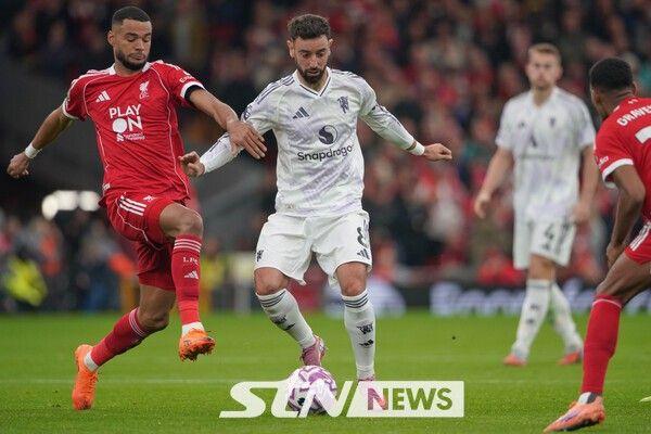 맨체스터 유나이티드 미드필더 브루누 페르난드스가 20일(한국시간) 영국 리버풀에 위치한 안 필드에서 열린 2024~25시즌 잉글리시 프리미어리그(EPL) 8라운드 리버풀 FC와의 경기에서 볼을 드리블하고 있다. /사진=뉴시스(AP)