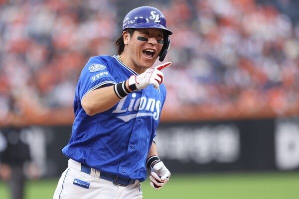 삼성 라이온즈 강민호가 19일 오후 2시 대전 한화생명볼파크에서 열린 2025 신한 SOL뱅크 한국야구위원회(KBO) 포스트시즌(PS) 플레이오프(PO·5전3선승제) 2차전 한화 이글스와의 경기에서 9회초 투런 홈런을 친 뒤 기뻐하고 있다. /사진=삼성 라이온즈