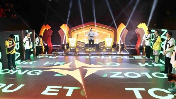 18일 컴투스가 부산이스포츠아레나에서 ‘서머너즈 워 월드 아레나 챔피언십 2025(이하 SWC2025)’ 아시아퍼시픽 컵으로 부산에서의 첫 오프라인 본선 무대를 개최했다.(▲선수단 도열). /사진=컴투스