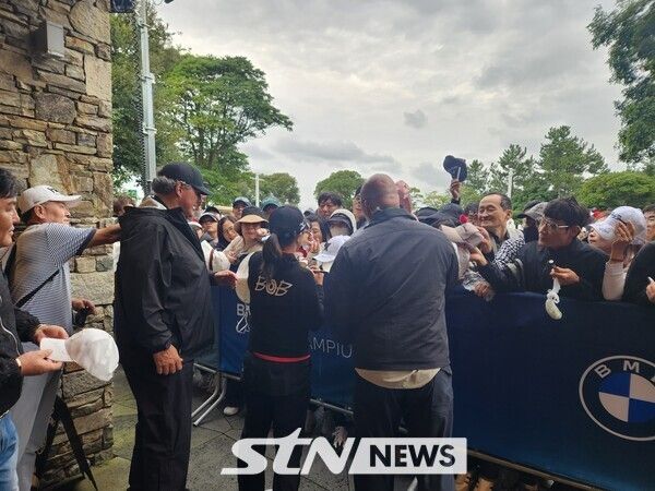 18일 전남 해남군 파인비치 골프링크스(파72)에서 열린 미국여자프로골프(LPGA) 투어 BMW 레이디스 챔피언십(총상금 230만 달러) 3라운드에 나선 김세영인 라운드를 마치고 갤러리 팬들에게 사인해주고 있는 김세영. /사진=BMW 레이디스 챔피언십 대회 조직위원회