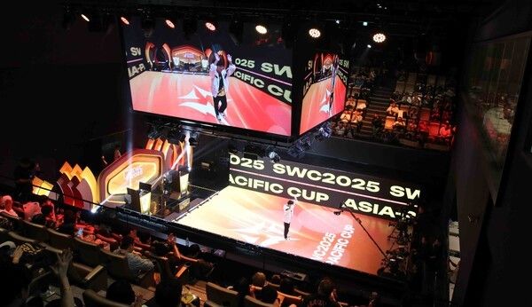 18일 컴투스가 부산이스포츠아레나에서 ‘서머너즈 워 월드 아레나 챔피언십 2025(이하 SWC2025)’ 아시아퍼시픽 컵으로 부산에서의 첫 오프라인 본선 무대를 개최했다.(▲아시아퍼시픽 컵 선수 입장). /사진=컴투스