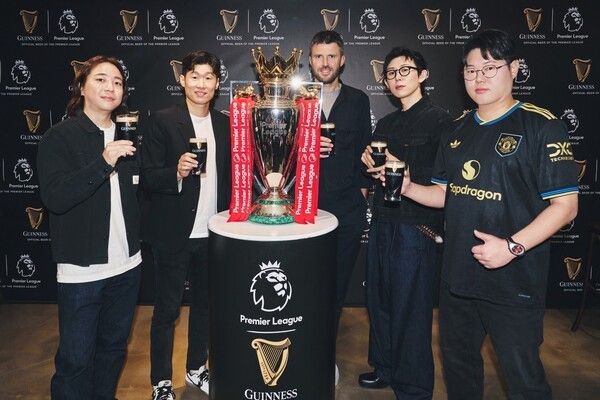 기네스 ‘러블리&nbsp;데이&nbsp;포어&nbsp;기네스&nbsp;–&nbsp;프리미어리그&nbsp;트로피&nbsp;투어’의&nbsp;토크&nbsp;세션에&nbsp;참석한 넉살,&nbsp;박지성,&nbsp;마이클&nbsp;캐릭,&nbsp;코드&nbsp;쿤스트,&nbsp;감스트.&nbsp;사진=기네스