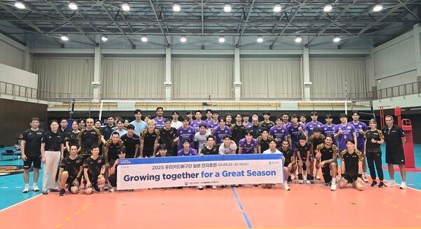 프로배구 우리카드 일본 SV리그 제이텍트·사카이와 연습경기 후 단체 촬영. /사진=우리카드