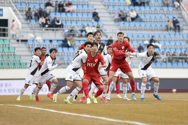 지난 3월에 펼쳐진 부산아이파크와 경남FC의 경기 모습. /사진=한국프로축구연맹