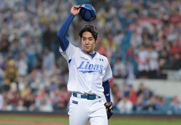 삼성 라이온즈 투수 원태인 3일 대구 삼성라이온즈파크에서 열린 2025 신한 SOL뱅크 KBO 포스트시즌 준플레이오프(준PO·5전 3승제) 3차전 SSG 랜더스와의 경기에서 7회초까지 역투를 펼친 뒤 팬들에게 인사하며 마운드에서 내려오고 있다. /사진=삼성 라이온즈