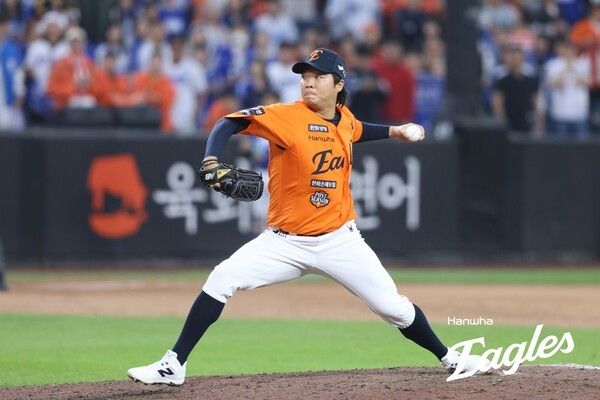 한화 이글스 투수 김범수가 18일 대전 중구 대종로의 대전한화생명볼파크에서 열린 2025 신한 SOL뱅크 한국야구위원회(KBO) 포스트시즌(PS) 플레이오프(PO·5전3선승제) 1차전 삼성 라이온즈와의 경기에서 투구를 하고 있다. /사진=한화 이글스