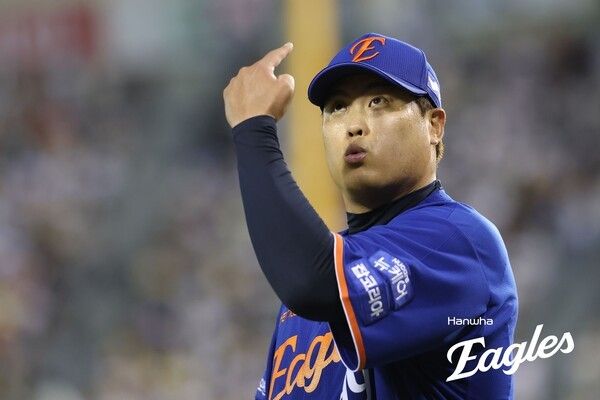 류현진이 지난 8월 잠실 등판에서 뜬공을 가리키고 있다. /사진=한화 이글스