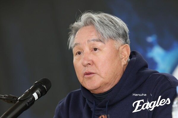 21일 오후 6시 30분 경상북도 대구 수성구의 대구삼성라이온즈파크에서 열린 2025 신한 SOL뱅크 한국야구위원회(KBO) 포스트시즌(PS) 플레이오프(PO·5전3선승제) 3차전에서 승리를 거머쥔 김경문 감독. /사진=한화 이글스