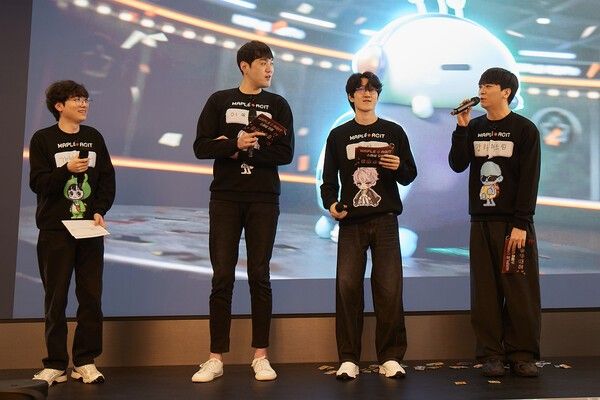 지난 18일 서울 강남역 인근에 '메이플스토리' IP 테마 상설 PC방 '메이플 아지트(MAPLE AGIT)' 운영을 시작한 넥슨이 이를 기념하는 대규모 '스페셜 오픈' 이벤트를 진행하며 이용자와 축제의 장을 마련하고 있다. /사진=넥슨