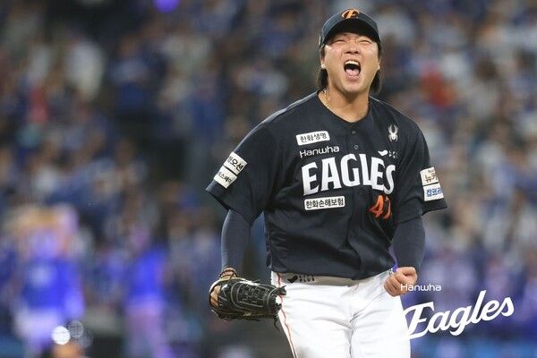 한화 이글스 투수 김범수가 21일 오후 6시 30분 경상북도 대구 수성구의 대구삼성라이온즈파크에서 열린 2025 신한 SOL뱅크 한국야구위원회(KBO) 포스트시즌(PS) 플레이오프(PO·5전3선승제) 3차전 삼성 라이온즈와의 경기에서 1이닝을 무실점으로 막은 뒤 환호하고 있다. /사진=한화 이글스