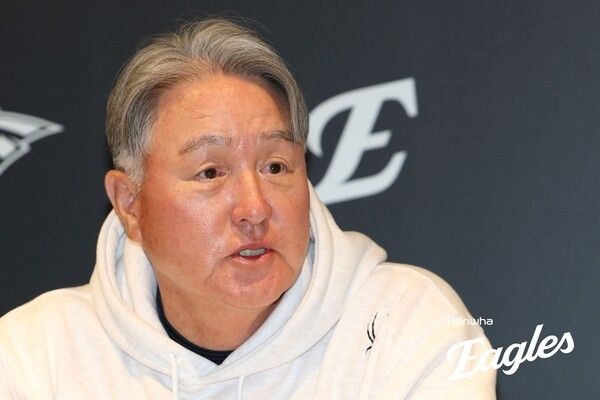 21일 오후 6시 30분 경상북도 대구 수성구의 대구삼성라이온즈파크에서 2025 신한 SOL뱅크 한국야구위원회(KBO) 포스트시즌(PS) 플레이오프(PO·5전3선승제) 3차전을 앞두고 있는 한화 이글스 김경문 감독. /사진=한화 이글스