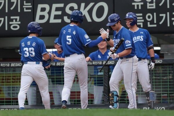삼성 김성윤과 구자욱이 지난 4일 광주 KIA 챔피언스필드에서 열린 KIA전에서 득점 후 더그아웃에 들어오고 있다. /사진=삼성 라이온즈
