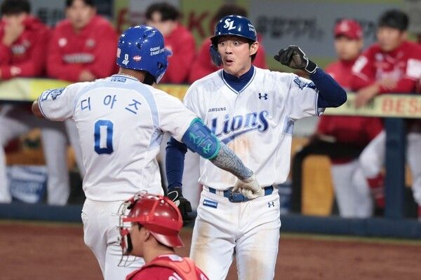 삼성 르윈 디아즈와 구자욱이 지난 14일 대구 SSG 준PO 4차전에서 득점 후 세리머니를 펼치고 있다. /사진=삼성 라이온즈