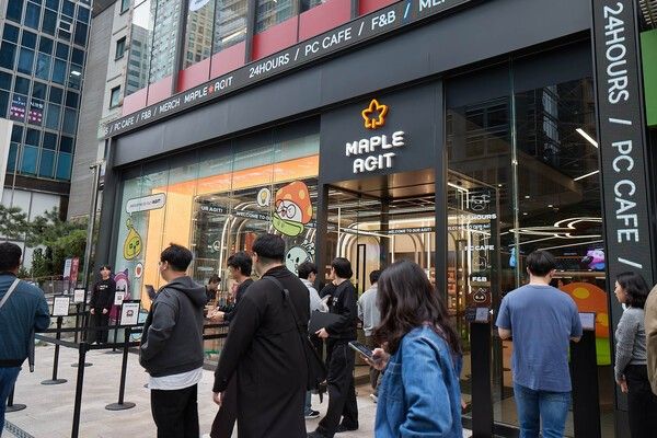 지난 18일 서울 강남역 인근에 '메이플스토리' IP 테마 상설 PC방 '메이플 아지트(MAPLE AGIT)' 운영을 시작한 넥슨이 이를 기념하는 대규모 '스페셜 오픈' 이벤트를 진행하며 이용자와 축제의 장을 마련하고 있다. /사진=넥슨