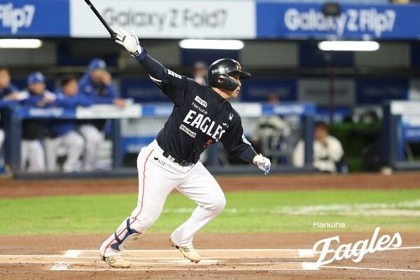 22일 오후 6시 30분 경상북도 대구 수성구의 대구삼성라이온즈파크에서 열린 2025 신한 SOL뱅크 한국야구위원회(KBO) 포스트시즌(PS) 플레이오프(PO·5전3선승제) 4차전에서 홈런을 터트린 한화 이글스 외야수 문현빈. /사진=한화 이글스