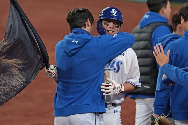 22일 오후 6시 30분 대구삼성라이온즈파크에서 열린 2025 신한 SOL뱅크 한국야구위원회(KBO) 포스트시즌(PS) 플레이오프(PO·5전3선승제) 4차전에서 역 스리런 홈런을 친 김영웅을 안고있는 원태인. /사진=삼성 라이온즈