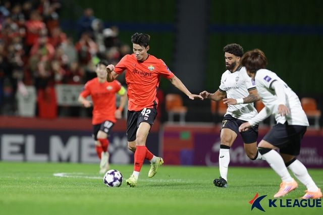 강원FC 공격수 모재현이 지난 22일 춘천송암스포츠타운에서 열린 2025-26시즌 아시아축구연맹(AFC) 챔피언스리그 엘리트(ACLE) 리그 페이즈 3차전 비셀 고베(일본)전에서 드리블을 하고 있다. /사진=한국프로축구연맹