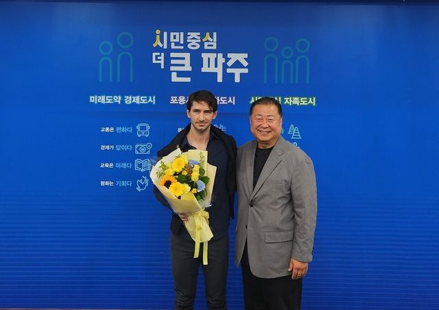 제라드 누스 감독(왼쪽)과 권경일 파주시장의 모습. /사진=파주시민축구단