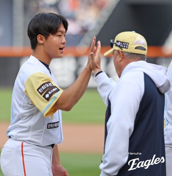 한화 이글스 정우주가 지난 5월 6일 김경문 감독과 하이파이브를 하고 있다. /사진=한화 이글스