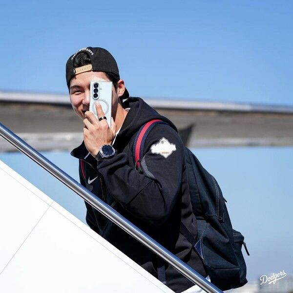 김혜성이 23일(한국시각) 토론토행 비행기에 몸을 싣는 모습이 LA다저스 공식 채널에 게재됐다. /사진=LA 다저스 공식 채널