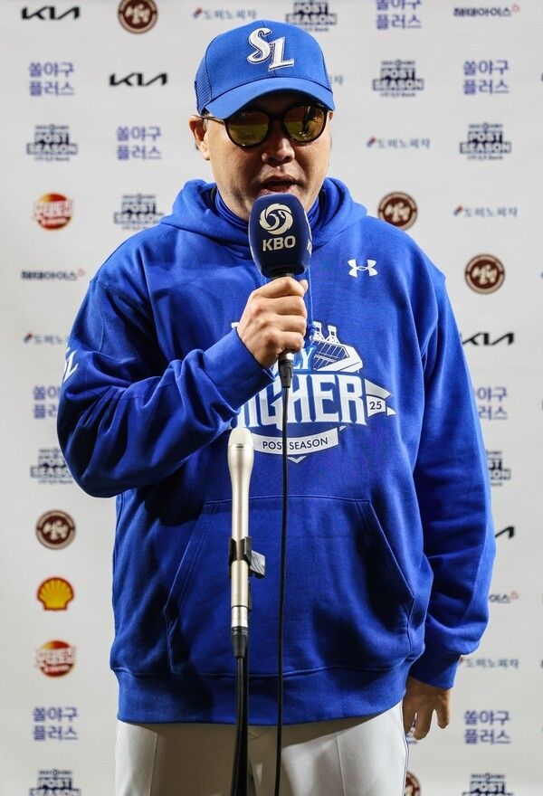 24일 오후 6시 30분 대전 한화생명볼파크에서 열린 2025 신한 SOL뱅크 한국야구위원회(KBO) 포스트시즌(PS) 플레이오프(PO·5전3선승제) 5차전이 끝난 뒤 인터뷰를 하는 삼성 라이온즈 박진만 감독. /사진=삼성 라이온즈