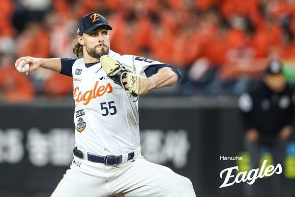 한화 이글스 투수 라이언 와이스가 24일 오후 6시 30분 대전 한화생명볼파크에서 열린 2025 신한 SOL뱅크 한국야구위원회(KBO) 포스트시즌(PS) 플레이오프(PO·5전3선승제) 5차전 삼성 라이온즈와의 경기에서 투구하고 있다. /사진=한화 이글스