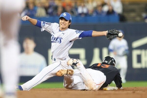 22일 오후 6시 30분 경상북도 대구 수성구의 대구삼성라이온즈파크에서 열린 2025 신한 SOL뱅크 한국야구위원회(KBO) 포스트시즌(PS) 플레이오프(PO·5전3선승제) 4차전에서2루 송구를 받고있는 이재현. /사진=삼성 라이온즈