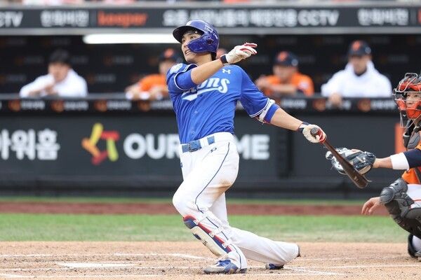 8일 오후 2시 대전 한화생명볼파크에서 열린 2025 신한 SOL뱅크 한국야구위원회(KBO) 포스트시즌(PS) 플레이오프(PO·5전3선승제) 1차전에서 코디 폰세를 상대로 2루타를 때려내고 있는 이재현. /사진=삼성 라이온즈