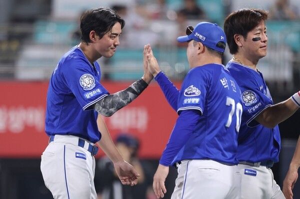 박진만 삼성 라이온즈 감독과 구자욱이 지난 8월 8일 수원 KT전이 끝난 후 하이파이브를 하고 있다. /사진=삼성 라이온즈