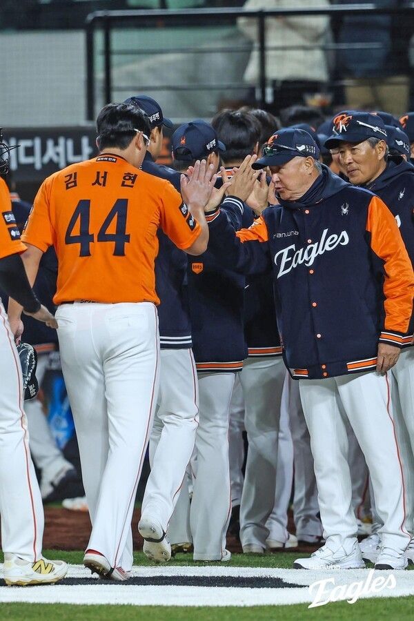김경문 한화 이글스 감독과 김서현이 지난 3월 28일 경기 후 하이파이브를 하고 있다. /사진= 한화 이글스