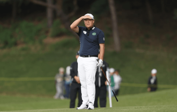 25일&nbsp;충남 천안 우정힐스 컨트리클럽(파71·7,367야드)에서 열린 대회 3라운드 공동 1위 미카엘 린드베리(32. 스웨덴), 나초 엘비라(38. 스페인·이상 8언더파 205타)와는 3타 차이라 마지막 4라운드에서 역전 우승을 노릴 수 있다. (▲임성재가 샷을 한 뒤 타구를 바라보고 있다). /사진=KPGA