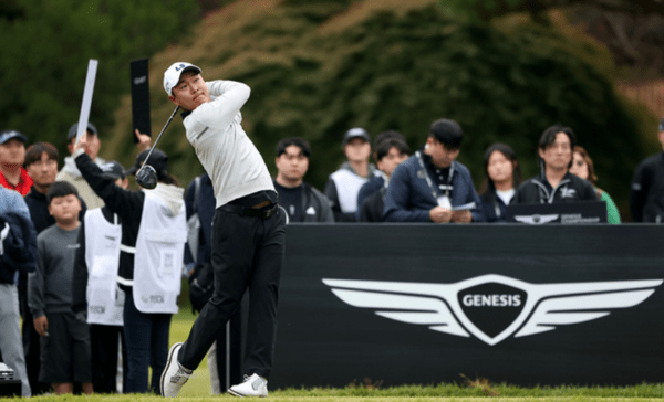 25일&nbsp;충남 천안 우정힐스 컨트리클럽(파71·7,367야드)에서 열린 대회 3라운드 공동 1위 미카엘 린드베리(32. 스웨덴), 나초 엘비라(38. 스페인·이상 8언더파 205타)와는 3타 차이라 마지막 4라운드에서 역전 우승을 노릴 수 있다. (▲전가람의 티샷). /사진=KPGA