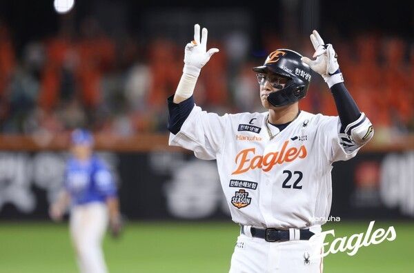 한화 이글스 내야수 채은성이 24일 오후 6시 30분 대전 한화생명볼파크에서 열린 2025 신한 SOL뱅크 한국야구위원회(KBO) 포스트시즌(PS) 플레이오프(PO·5전3선승제) 5차전 삼성 라이온즈와의 경기에서 타점을 올린 뒤 기뻐하고 있다. /사진=한화 이글스