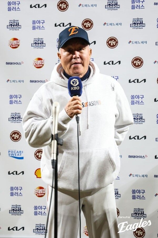 24일 오후 6시 30분 대전 한화생명볼파크에서 열린 2025 신한 SOL뱅크 한국야구위원회(KBO) 포스트시즌(PS) 플레이오프(PO·5전3선승제) 5차전이 끝난 뒤 인터뷰를 갖는 김경문 감독. /사진=한화 이글스