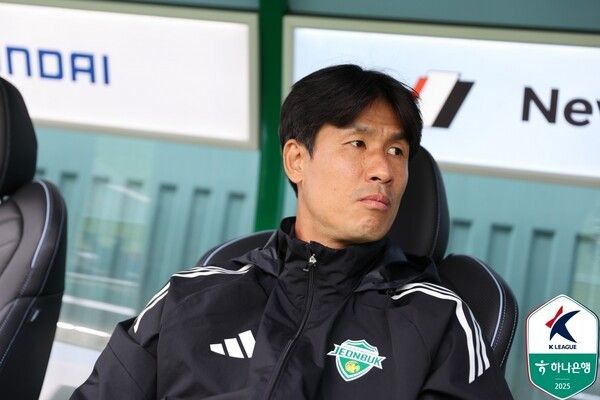 25일 전주월드컵경기장에서 치러진 김천상무와의 하나은행 K리그1 2025 34라운드 경기에서 전북현대 정조국 코치가 그라운드를 바라보고 있다. /사진=한국프로축구연맹