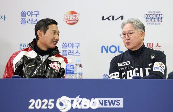 염경엽(왼쪽) LG 트윈스 감독과 김경문 한화 이글스 감독이 25일 서울 잠실야구장에서 열린 2025 KBO 한국시리즈 미디어데이에서 대화를 하고 있다. /사진=뉴시스
